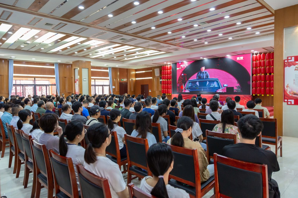 百色市图书馆全体党员干部职工集中收看纪念中国人民抗日战争暨世界反法西斯 战争胜利80周年大会