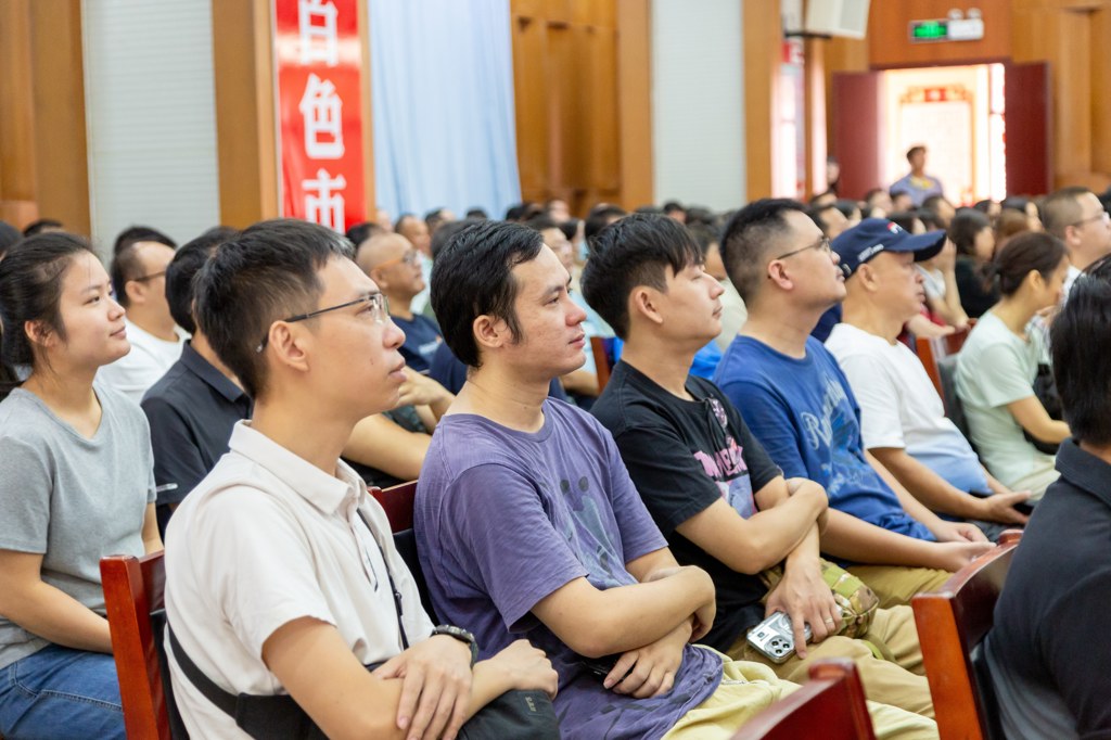 馆员认真收看直播 (2).jpg