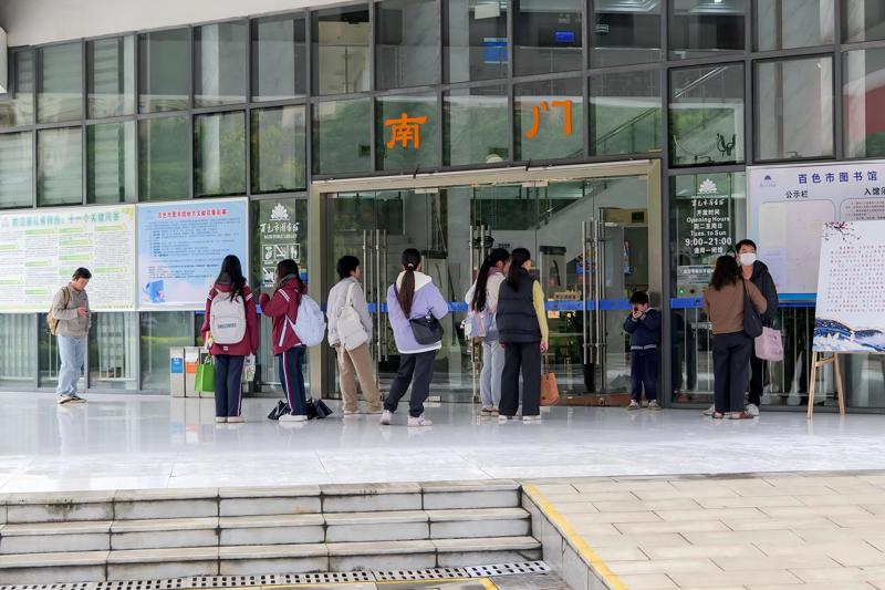 “逛”图书馆 市民用阅读开启“书香新年”