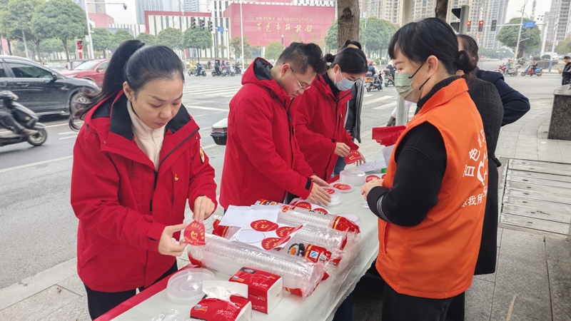 百色市图书馆党支部开展“热粥传真情 浓情送温暖 ”主题党日活动