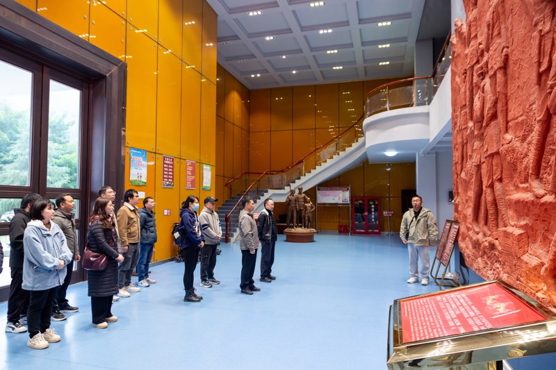 百色市图书馆开展“缅怀先烈遗志 践行楷模担当”主题党日活动