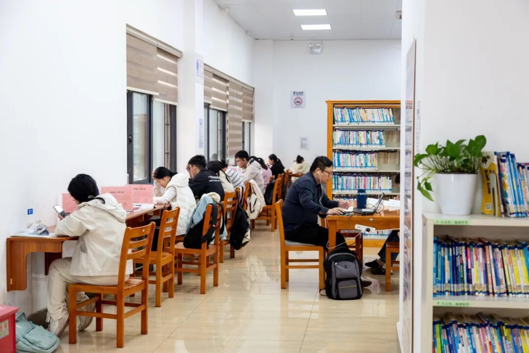 书香贺新春 服务暖人心丨百色市图书馆春节开馆首日见闻