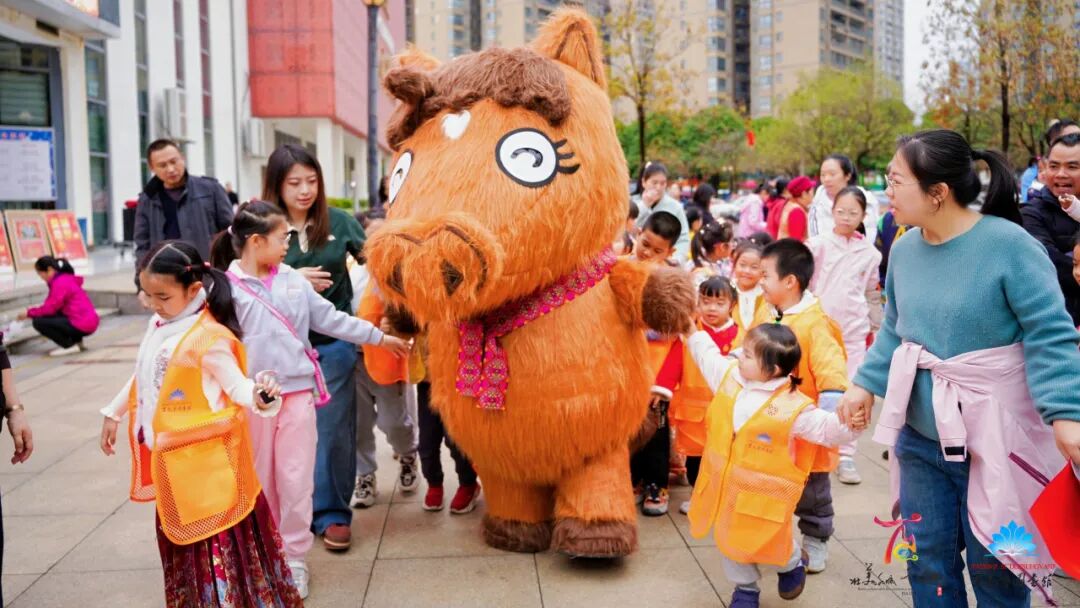 挥毫纳福迎新春 游园非遗年味浓丨百色市图书馆春节嘉年华吸引市民欢乐打卡