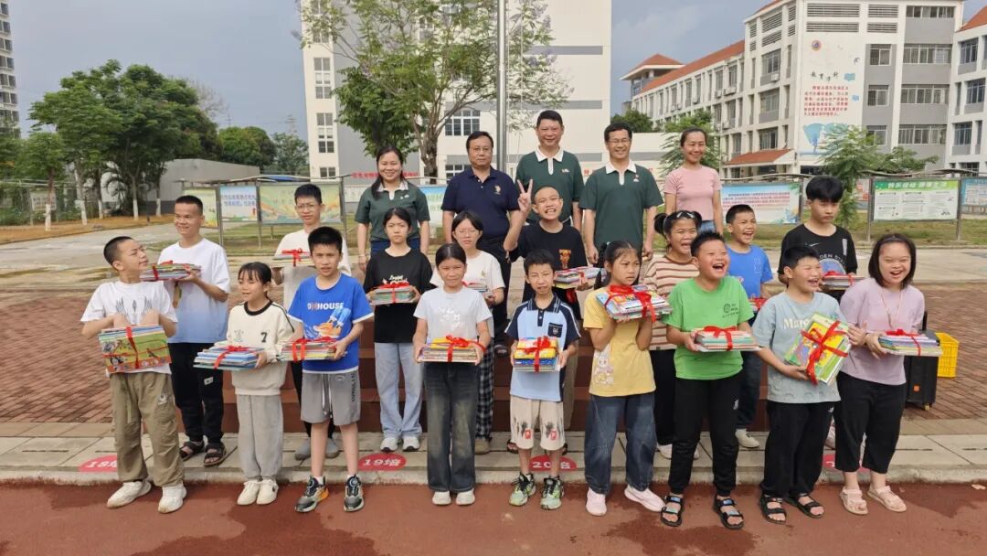书香润童心 关爱伴成长——百色市图书馆走进特殊教育学校开展阅读关爱活动
