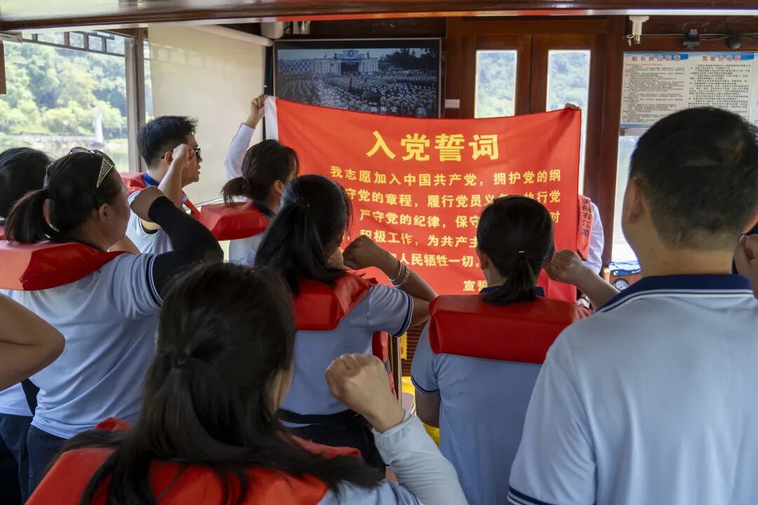 百色市图书馆开展“红城寻初心 廉心担使命”主题党日活动